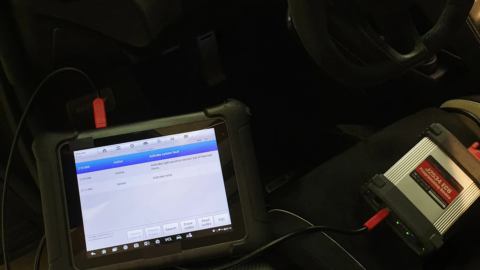 Diagnostik och livedata i cockpit under arbete med sportbil.
