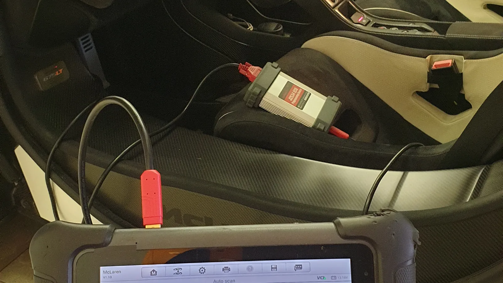 OBD-skanning med modulrapport på diagnosverktyg i sportbil.