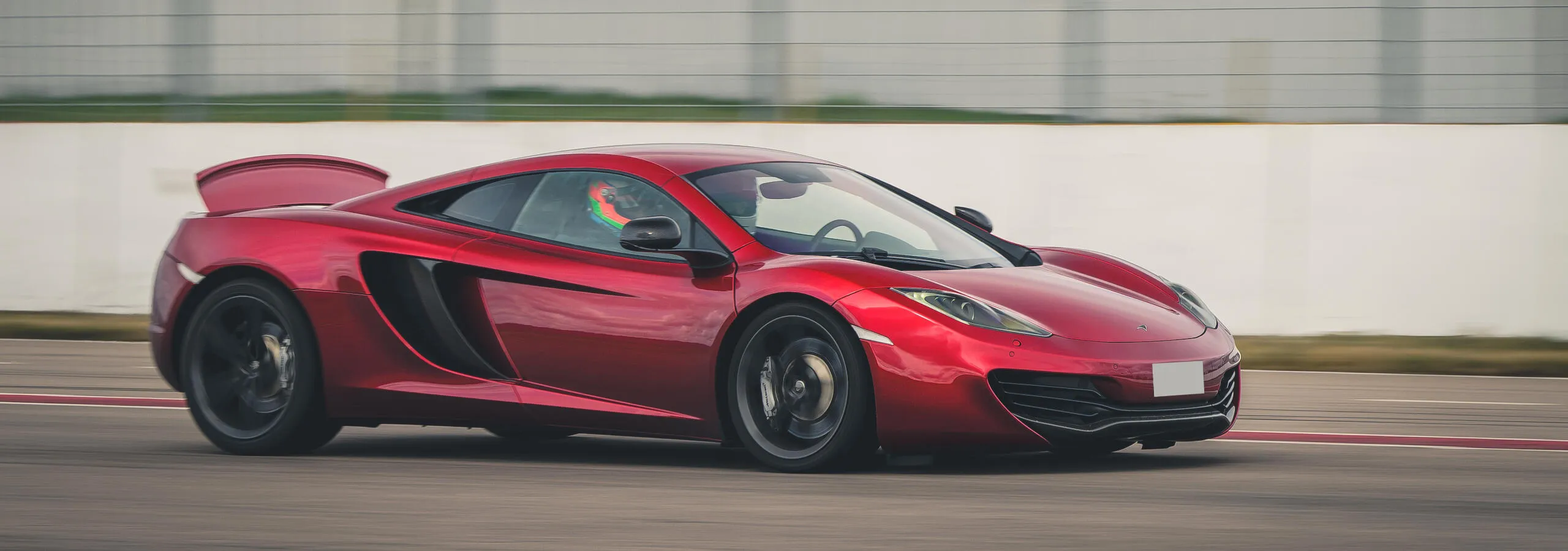 Röd McLaren på bana.